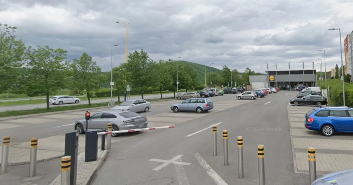 Parkoviská a dopravné plochy pri obchodnom centre